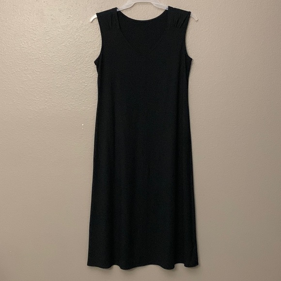 Woman’s maxi Dress with rushing on shoulder straps sleeveless minimalist v-neck - Picture 2 of 8
